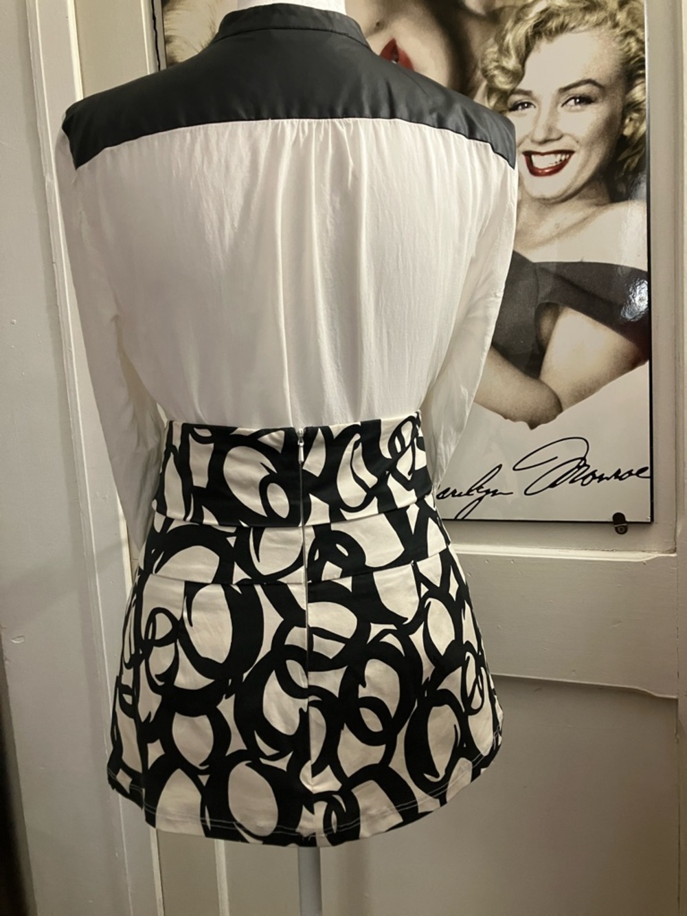 Club Monaco Black & White Abstract Mini Skirt - Picture 6 of 8